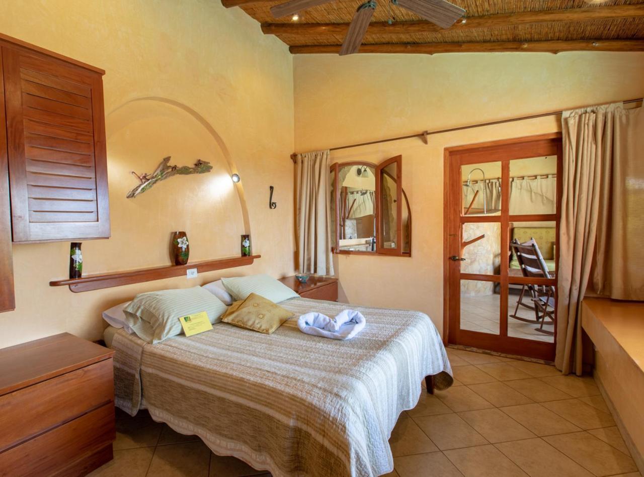 Zimmer mit Queensize-Bett und Gartenblick
